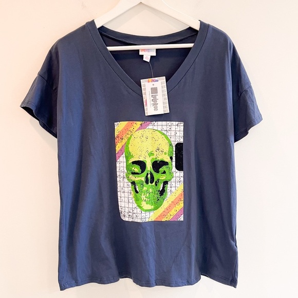 NWT LuLaRoe Lisa Tee Skull Graphic T-Shirt Size Small - Picture 2 of 8